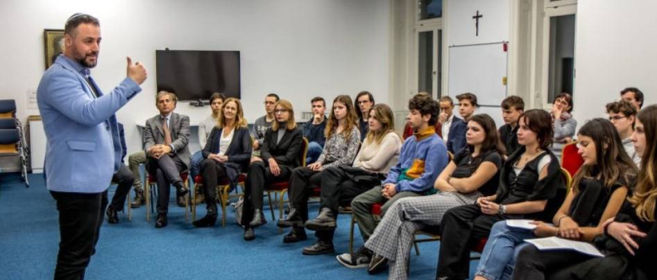 A Lauder-iskola tanulóinak vallásközi találkozója pesti piarista diákokkal